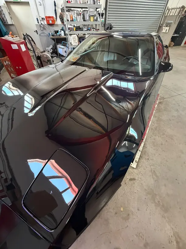Corvette C4 nach der Politur, Heckansicht mit versiegeltem Lack – KFZ-Aufbereitung Siebers