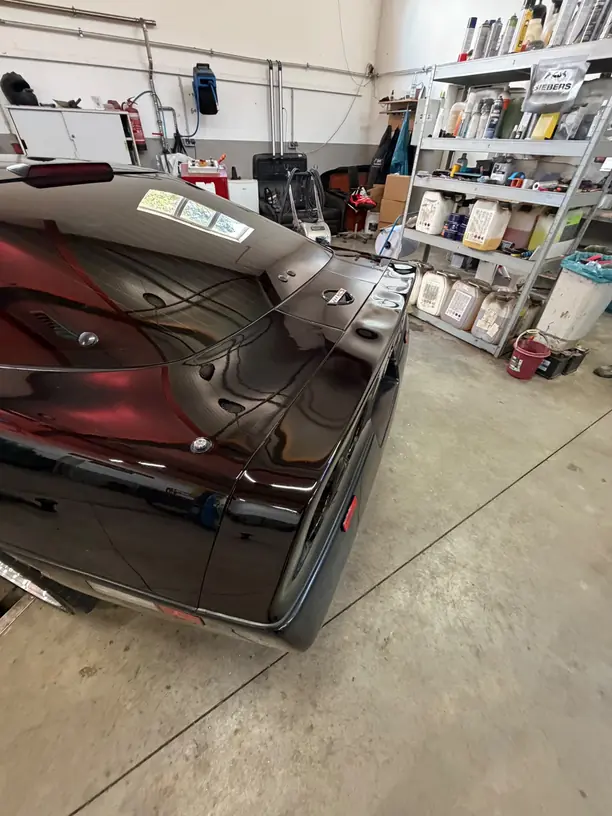 Corvette C4 nach der Politur, Fahrzeugseite mit durchgehender Spiegelung – KFZ-Aufbereitung Siebers