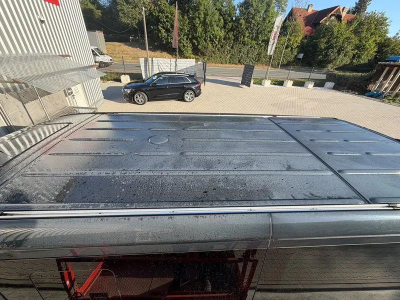 Mercedes Sprinter Dach im Tageslicht vor der Aufbereitung, matte Fläche mit Wasserflecken – Siebers KFZ-Reinigung und Pflege