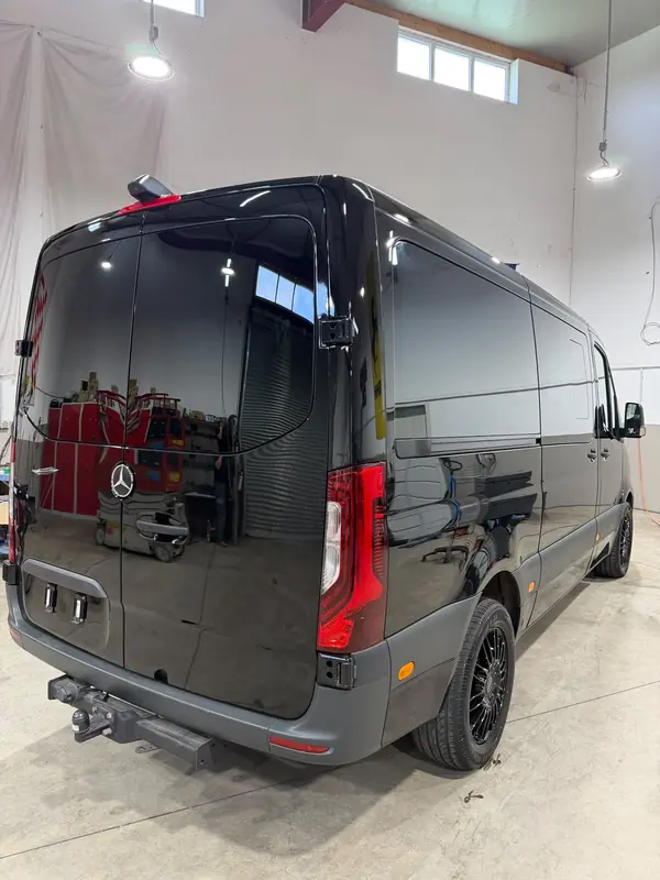 Mercedes Sprinter nach der Lackaufbereitung, Heckpartie mit gleichmäßigem Glanz – KFZ-Aufbereitung Siebers