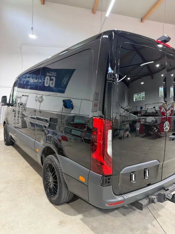 Mercedes Sprinter nach der Aufbereitung, Heck und Seitenwand mit klaren Spiegelungen – KFZ-Aufbereitung Siebers