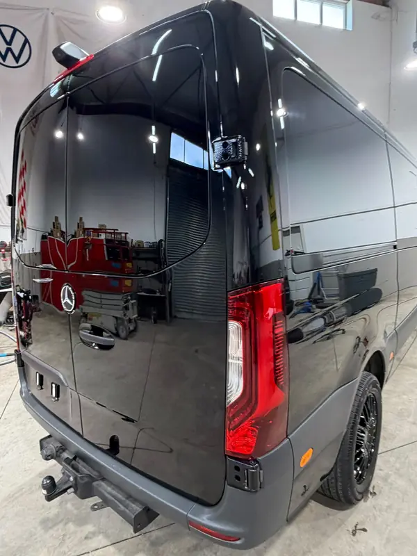 Mercedes Sprinter nach der Lackaufbereitung, Gesamtansicht des fertigen Fahrzeugs in der Halle – Siebers KFZ-Reinigung und Pflege
