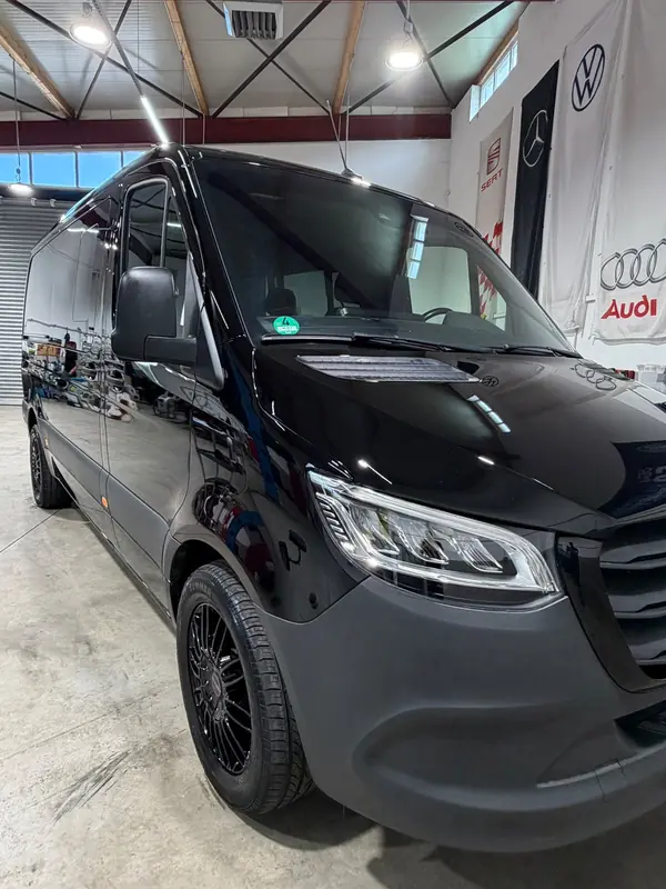 Mercedes Sprinter nach der Aufbereitung, Seitenpartie spiegelt die Halle über die gesamte Länge – KFZ-Aufbereitung Siebers