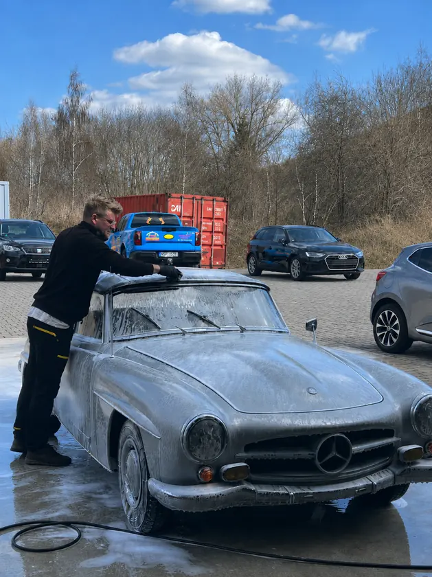 Handwäsche eines Mercedes 190 SL Oldtimers bei KFZ-Aufbereitung Siebers in Marsberg – Aufbereitung ist Handarbeit, und die bestimmt den Preis