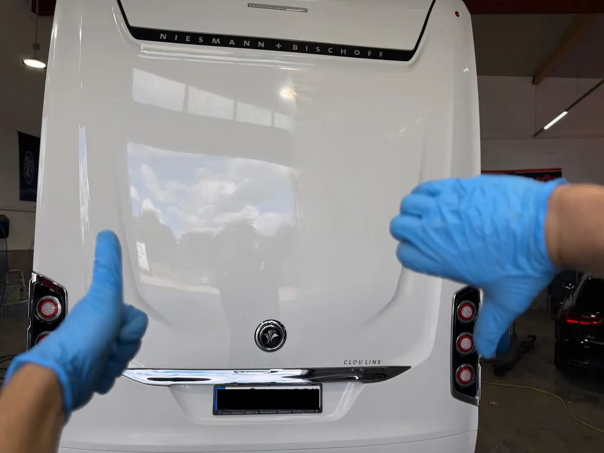 Direkter Vergleich am Heck des Wohnmobils: links die polierte Seite mit klarer Spiegelung, rechts die unpolierte Seite – KFZ-Aufbereitung Siebers