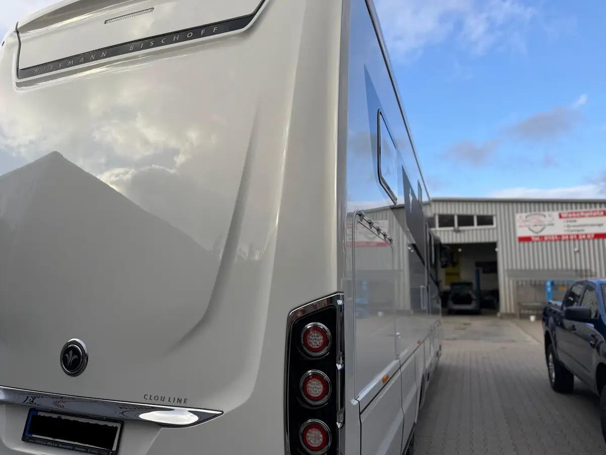 Wohnmobil nach der Aufbereitung im Freien, Wolken spiegeln sich klar im Heck – KFZ-Aufbereitung Siebers