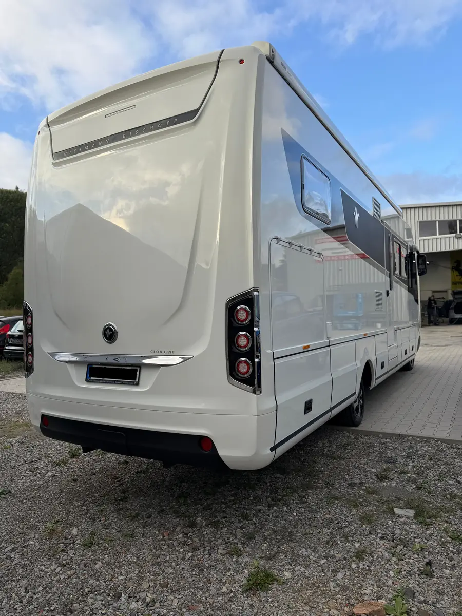 Wohnmobil nach Politur und Keramikversiegelung von hinten seitlich im Freien – KFZ-Aufbereitung Siebers